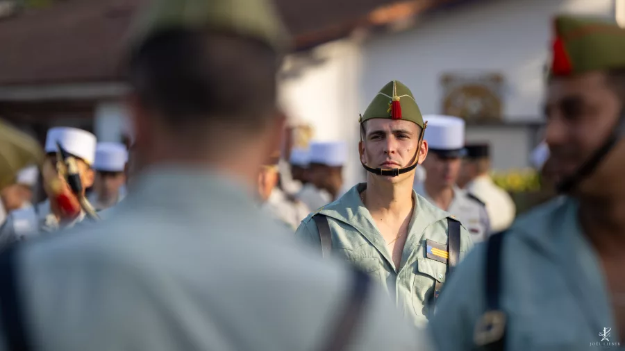 Portrait d’un légionnaire espagnol en tenue de tradition, lors du concert des deux légions.
