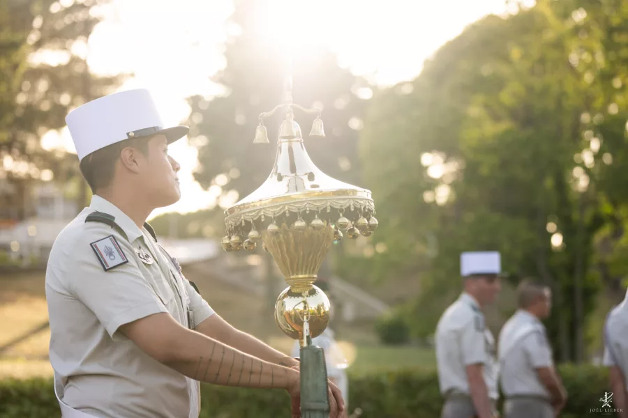 Légionnaire de la Musique de la Légion étrangère portant le chapeau chinois.