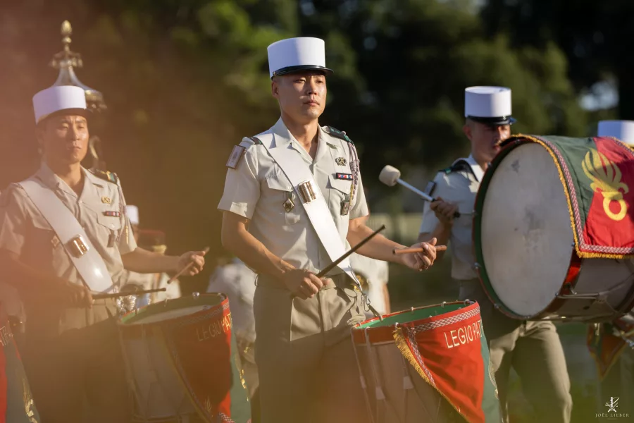 Les tambours de la Musique de la Légion étrangère entrent sur la place d'armes.