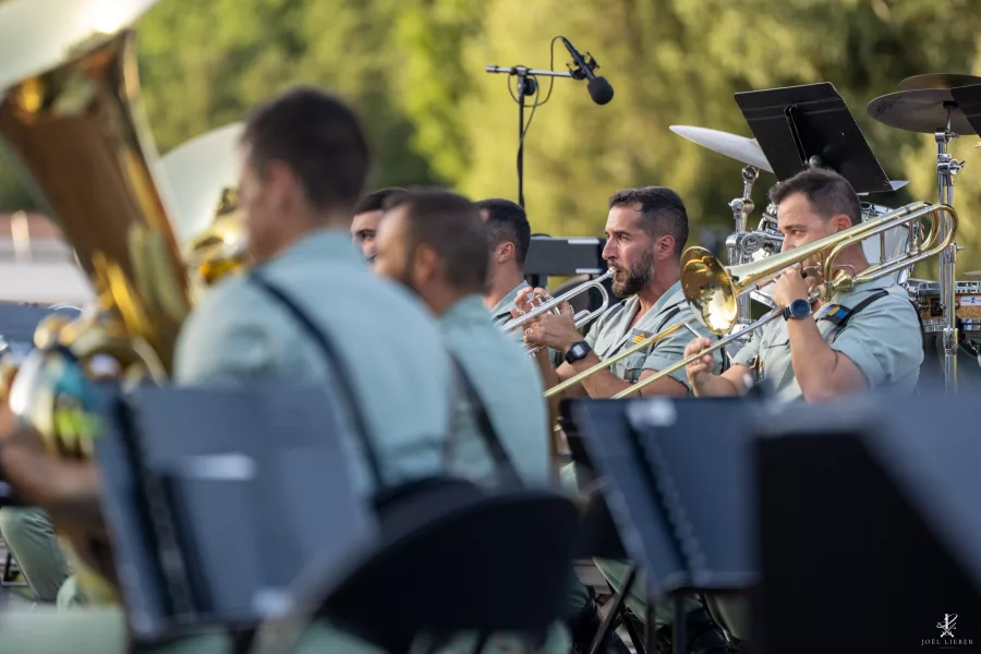 Musiciens de la Légion espagnole jouant des cuivres lors du concert des deux légions.