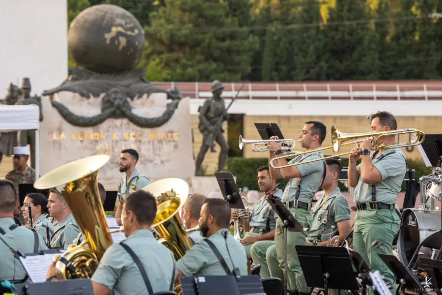 Musique de la Légion espagnole jouant devant le monument aux morts de la Légion étrangère, à Aubagne.