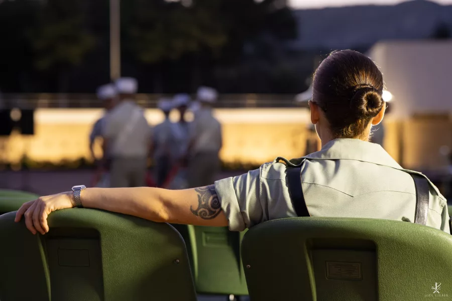 Militaire de la légion espagnole regardant la prestation de la musique de la Légion étrangère.