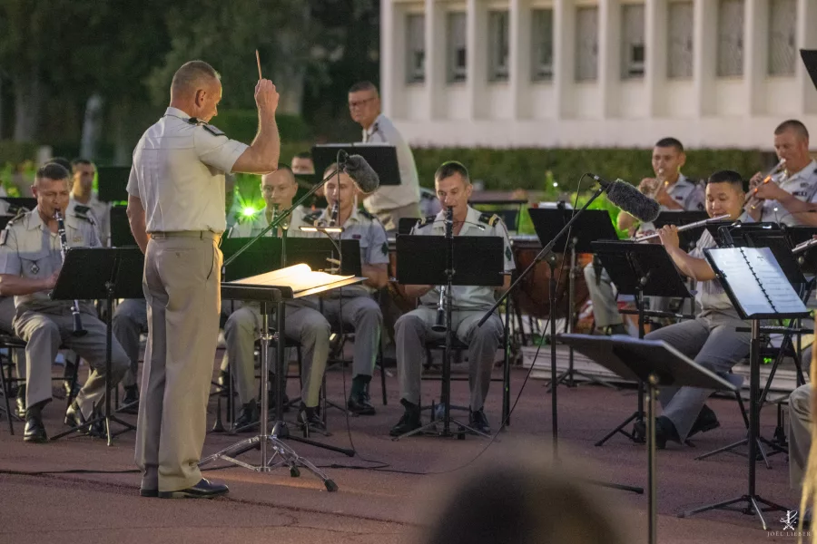 Le chef dirigeant la Musique de la Légion étrangère lors du concert des deux légions.