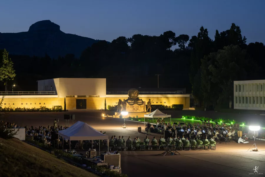 Vue d’ensemble du concert des deux légions au crépuscule devant le public.